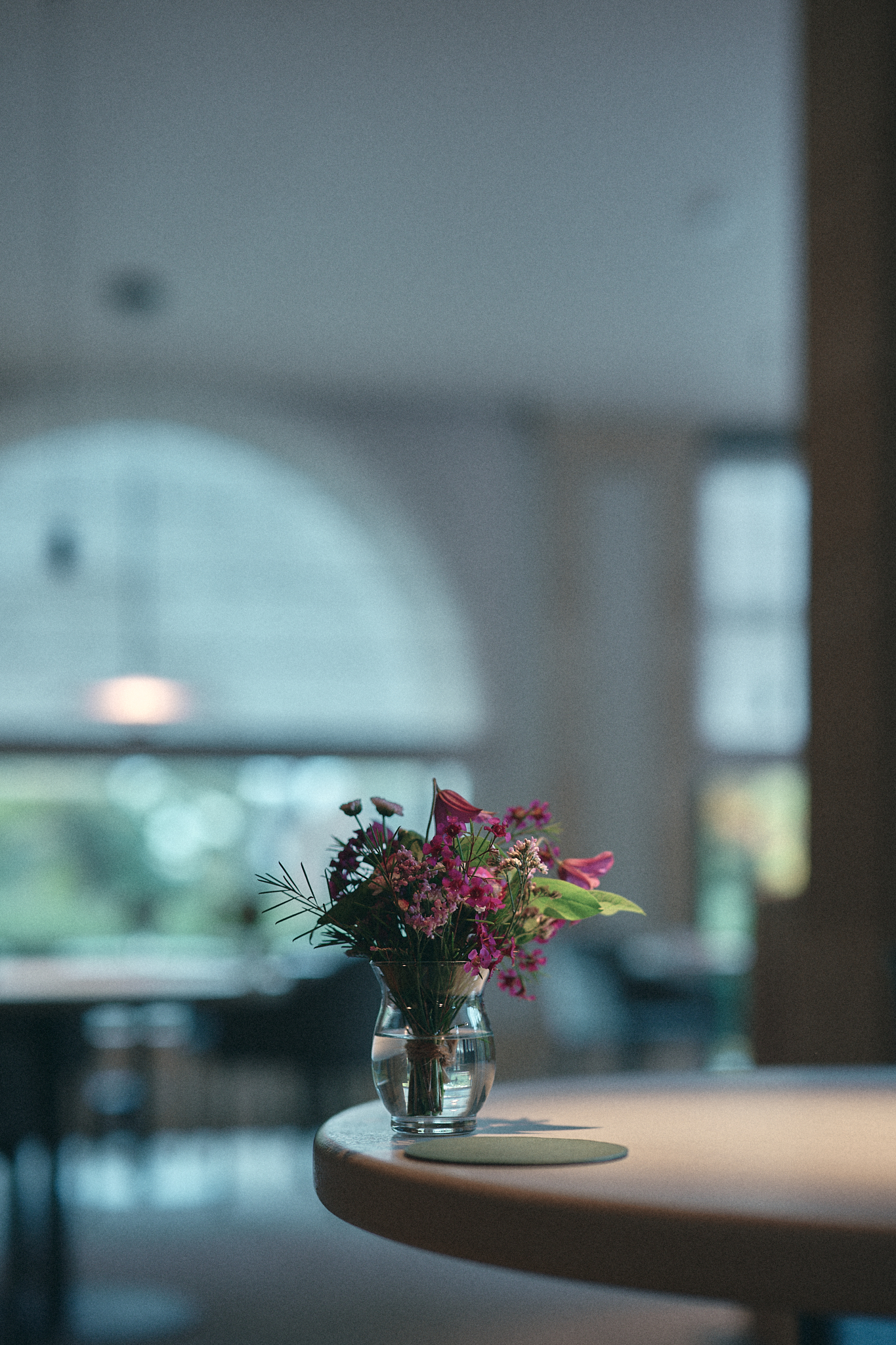 Une table fleurie dans la salle de Basile Cuisine Gourmande au Château des Béguines