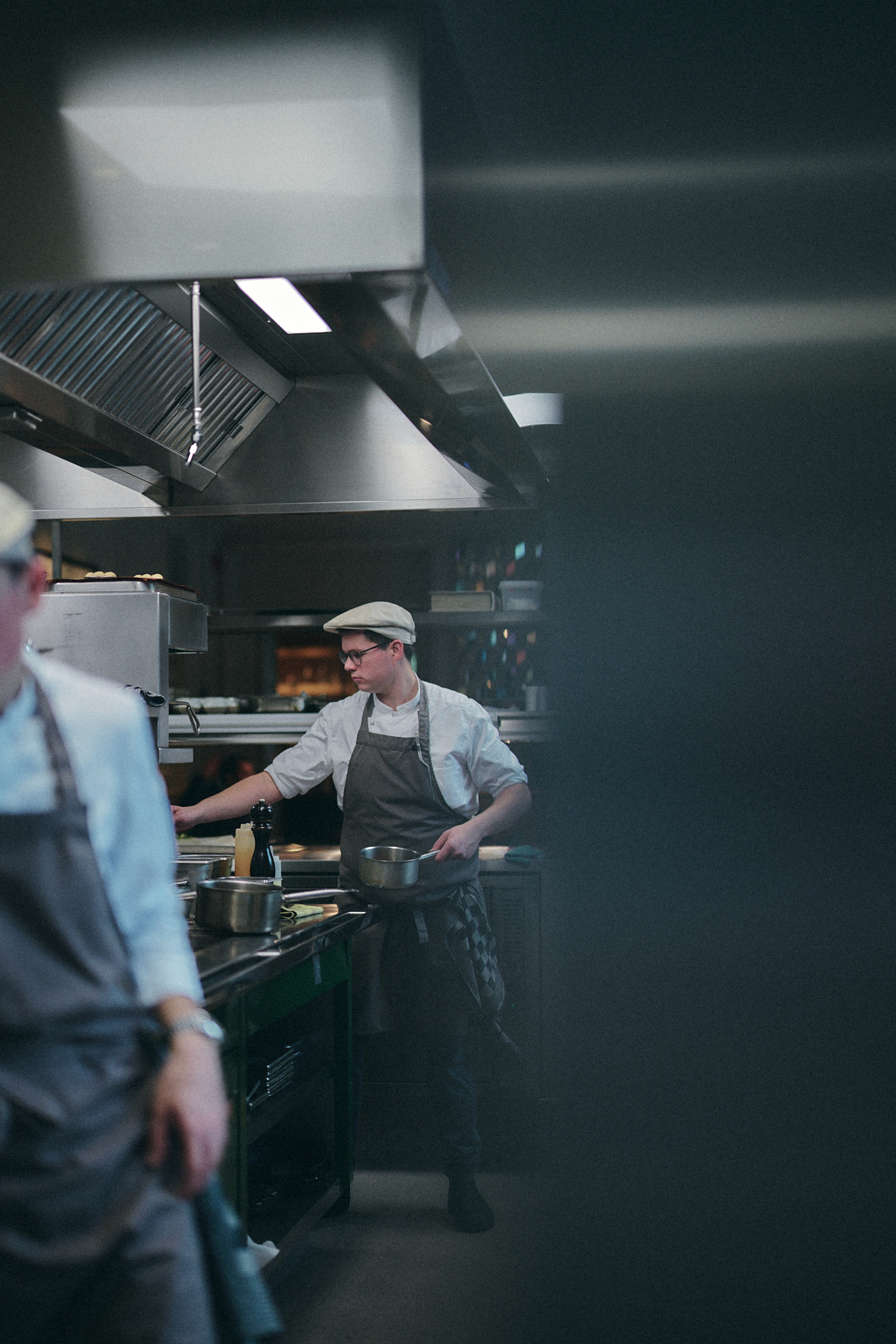 Le chef et sa brigade dans la cuisine de Basile Cuisine Gourmande