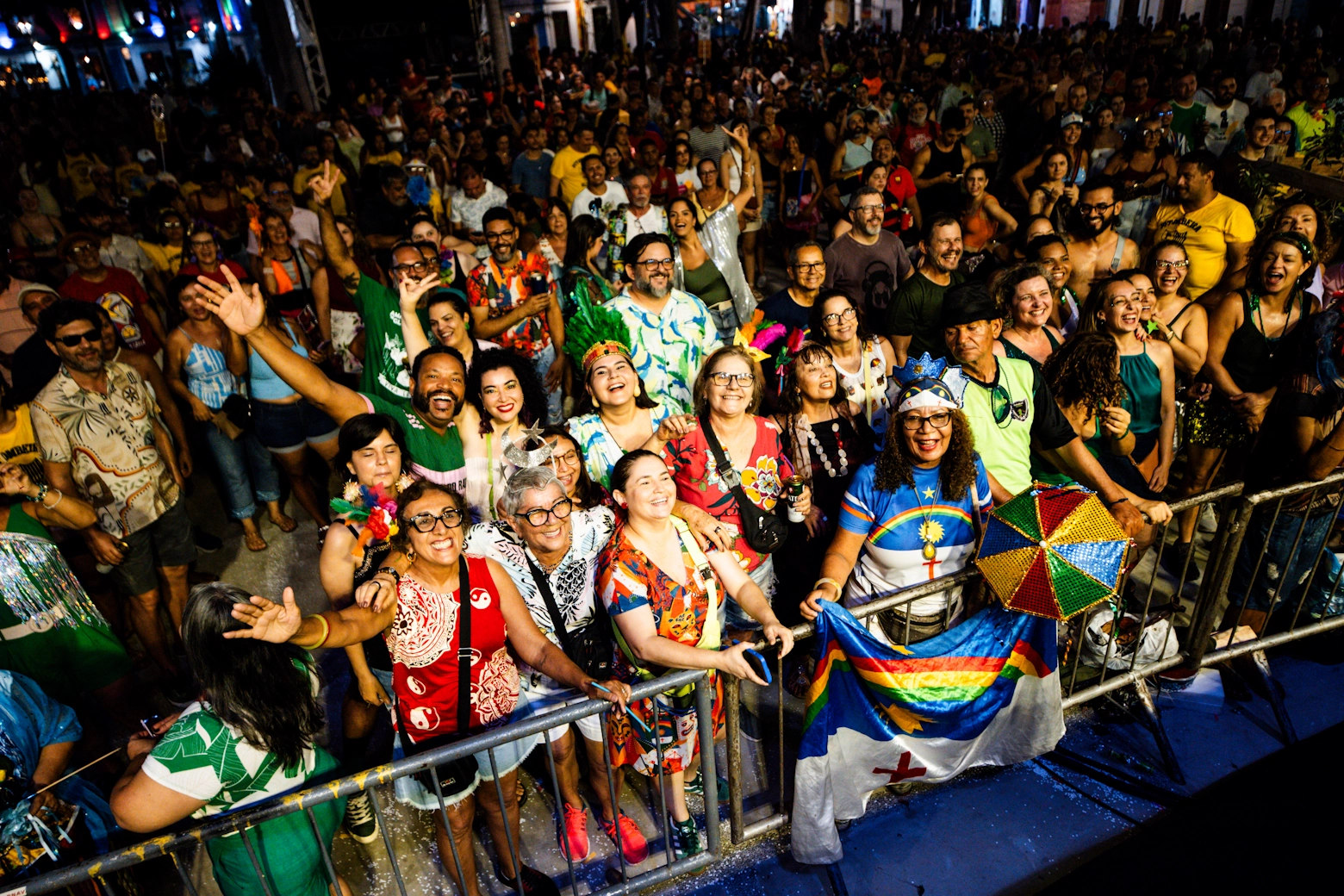 Familiares e pessoas amigas em frente ao palco, Praça do Arsenal   | Foto por Hannah Carvalho