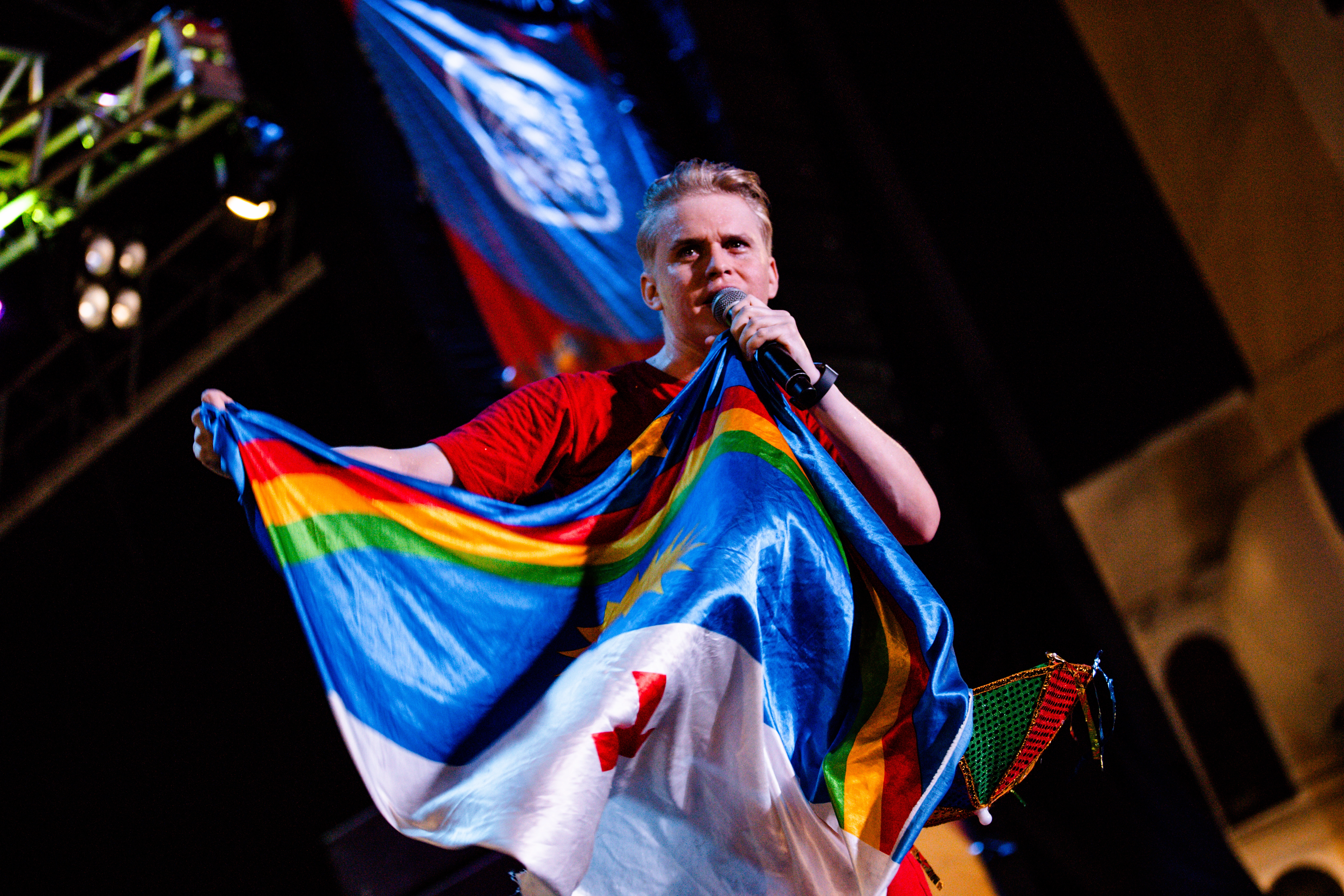 Carlos Filho com bandeira de Pernambuco, Praça do Arsenal   | Foto por Hannah Carvalho