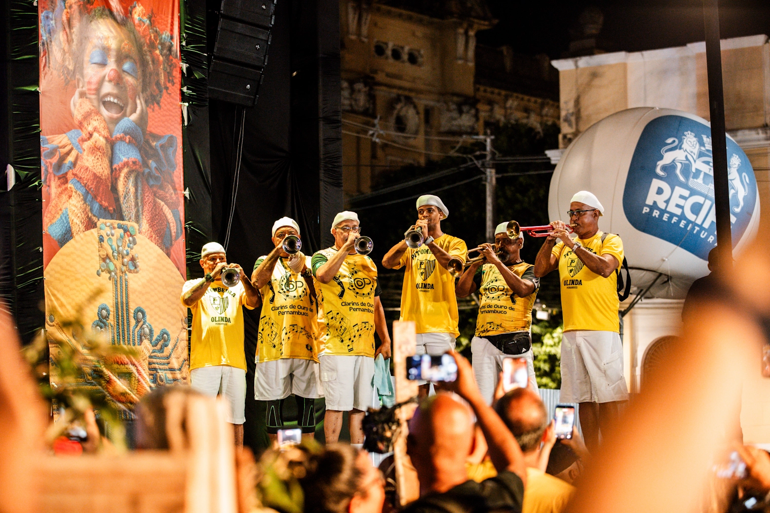 Clarins de Ouro anunciando Pitombeira, Praça do Arsenal   | Foto por Hannah Carvalho