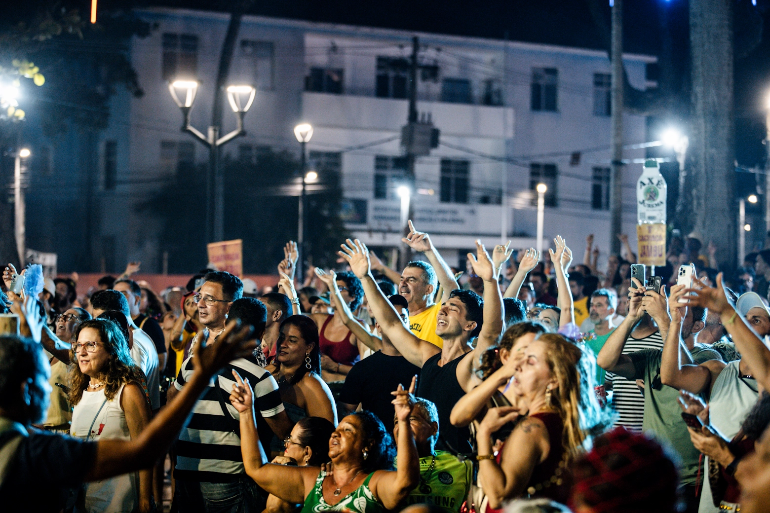 Público cantando no show de Carlos, Praça do Arsenal   | Foto por Hannah Carvalho