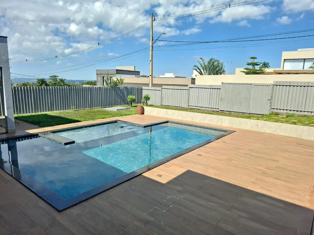 Piscina com deck de madeira da casa de alto padrão no Jardim Botânico