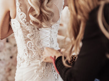 doing up back of brides dress