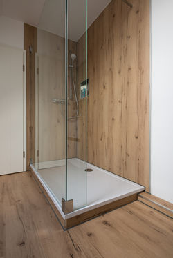 Badezimmer mit großformatigen Platten mit widerstandsfähiger HPL -Oberfläche! Wasserdicht.