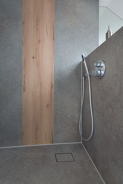 Badezimmer mit großformatigen Platten mit widerstandsfähiger HPL -Oberfläche! Wasserdicht.