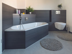 Badezimmer mit großformatigen Platten mit widerstandsfähiger HPL -Oberfläche! Wasserdicht.