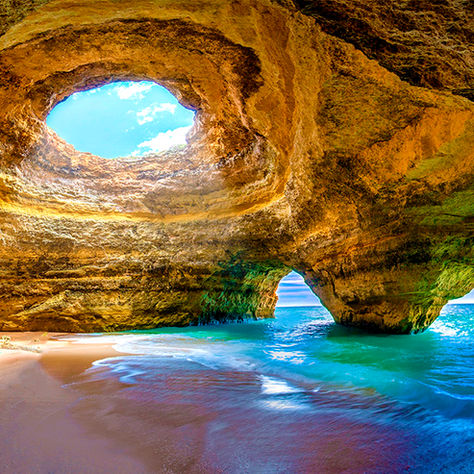 La magia della Grotta di Benagil in Portogallo