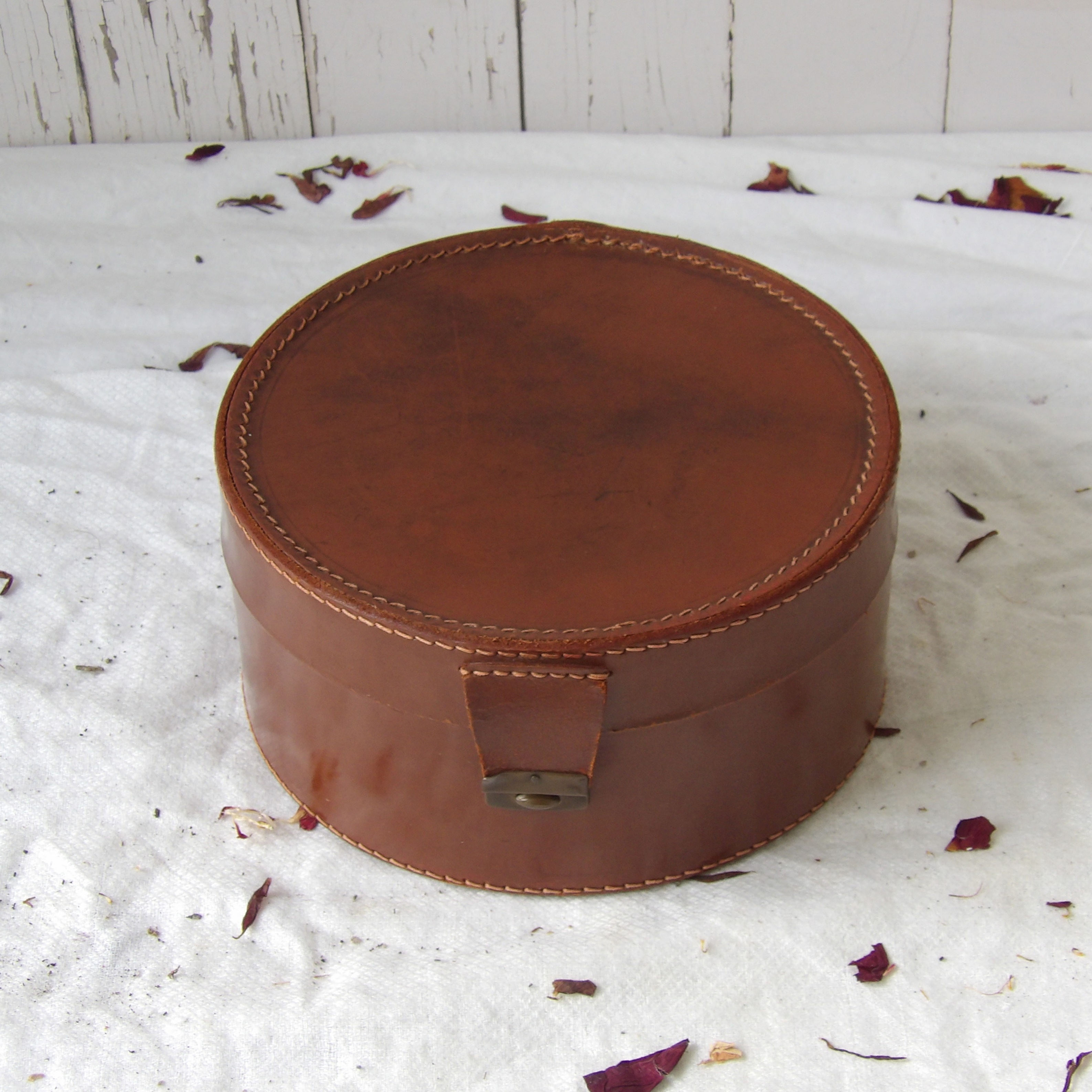 vintage round leather collar case