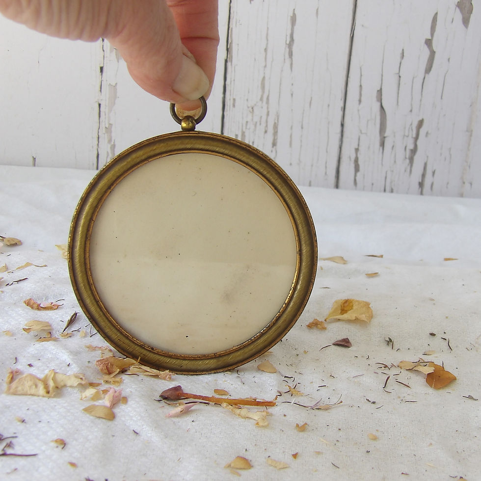 Round Antique Photo Frame with Hanging Ring