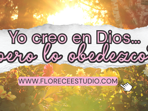 Imagen con fondo de flores iluminadas por un atardecer dorado, transmitiendo calidez y esperanza. En el centro, sobre una textura de papel rasgado, aparece el texto: “Yo creo en Dios… pero lo obedezco?” en letras grandes y rosadas con borde oscuro. Debajo se muestra la dirección web www.floreceestudio.com en una franja rosada con un ícono de mano señalando, invitando al lector a reflexionar sobre la fe y la obediencia a Dios.