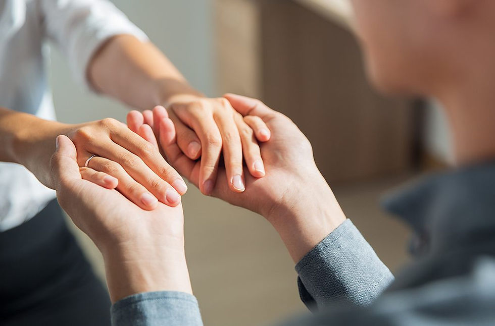 Quattro mani che si stringono