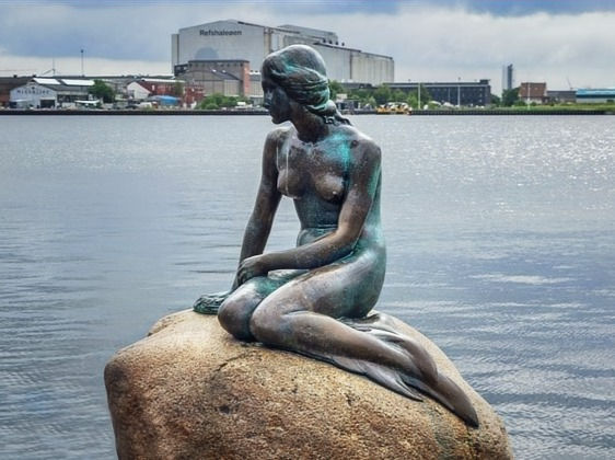 little mermaid statue in Copenhagen Denmark