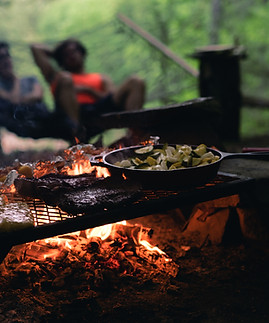 Kochen am Lagerfeuer im Freien