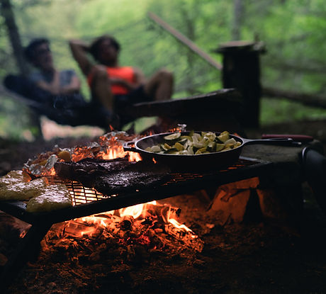 Madlavning Over Campfire