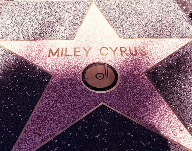 ESTRELA DE MILEY É FIXADA NA CALÇADA DA FAMA DE HOLLYWOOD