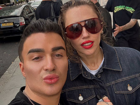 MILEY CYRUS ATENDE FÃS EM SAÍDA DE HOTEL EM LONDRES NESTE DOMINGO (22)