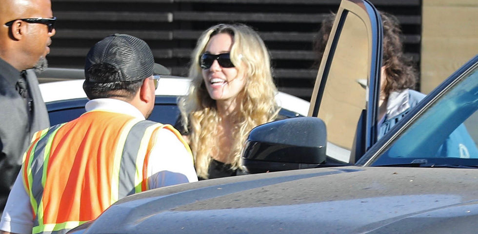 MILEY CYRUS E MAXX MORANDO SÃO VISTOS EM RESTAURANTE DE MALIBU