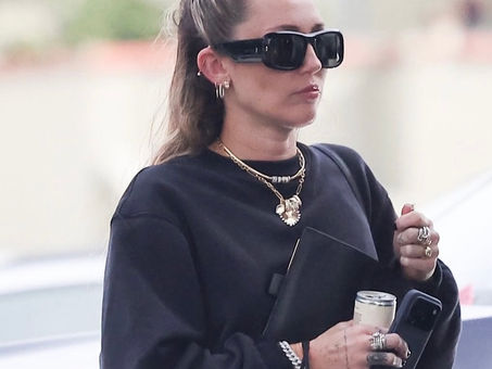 MILEY CYRUS FAZENDO COMPRAS HOJE (11) EM BEVERLY HILLS