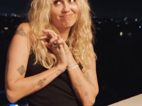 MAYBELLINE CONVERSA COM MILEY SOBRE SHOW NO HOLLYWOOD BOWL