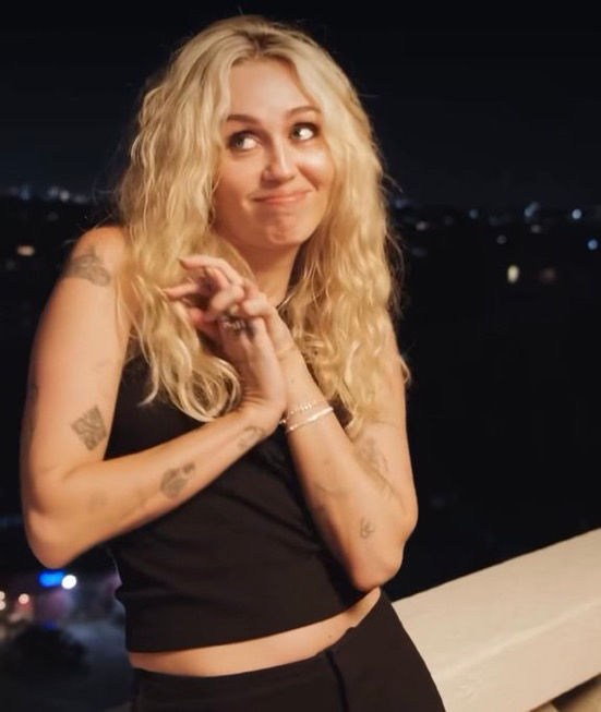 MAYBELLINE CONVERSA COM MILEY SOBRE SHOW NO HOLLYWOOD BOWL