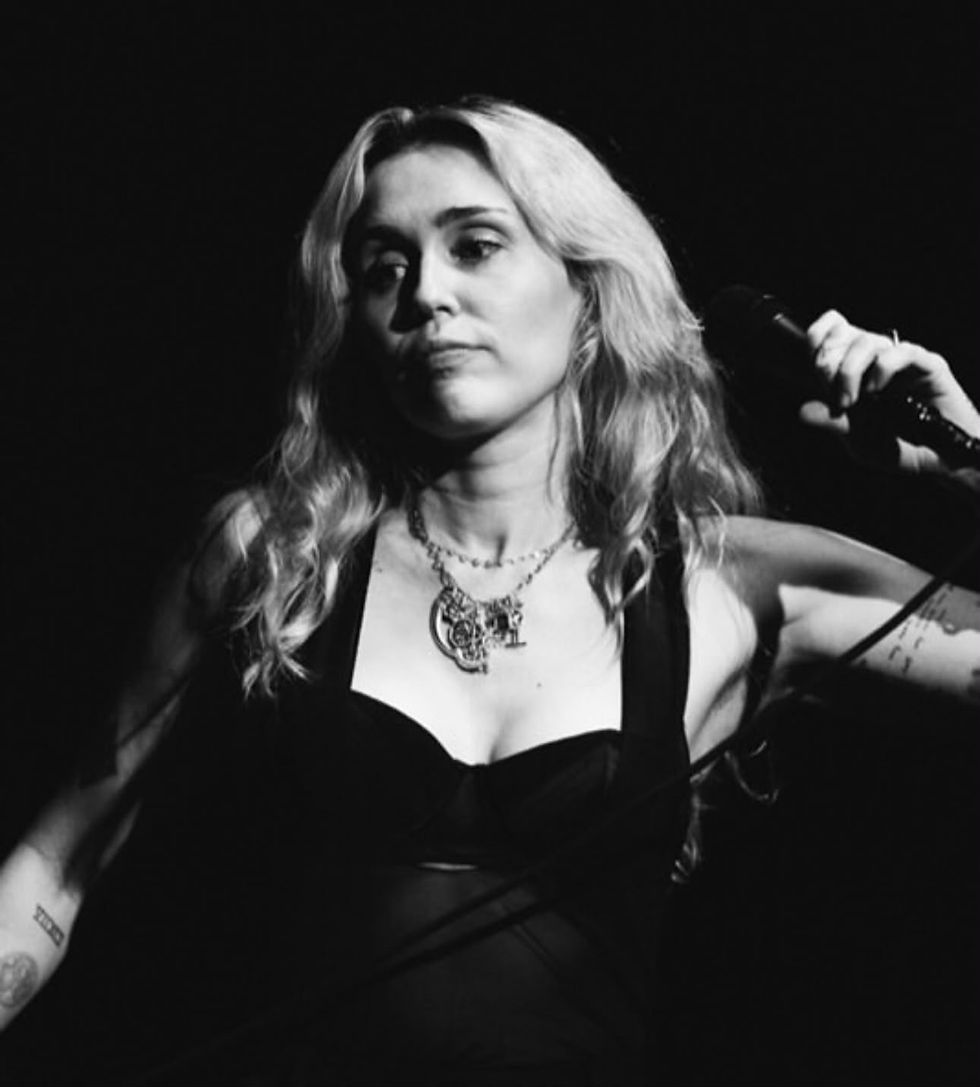 MILEY COMPARTILHA IMAGENS DE ENSAIO DO HOLLYWOOD BOWL