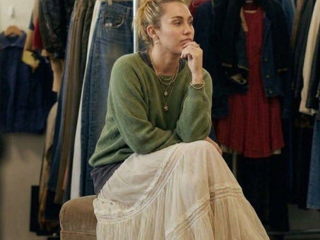 MILEY VISITA BRECHÓ EM LOS ANGELES