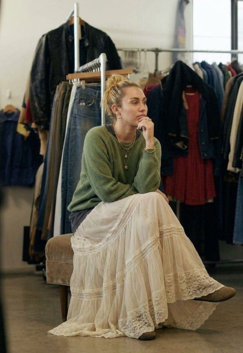 MILEY VISITA BRECHÓ EM LOS ANGELES