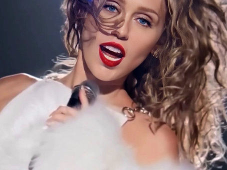 MILEY CYRUS EM NOVO AD DOS BATONS SERUM DA MAYBELLINE