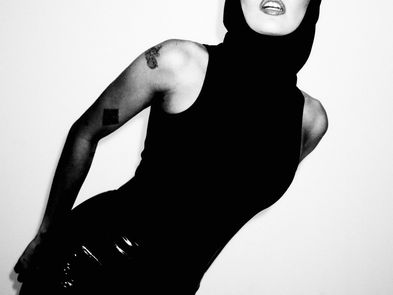 MILEY CYRUS COMPARTILHA FOTOS USANDO ALAIA