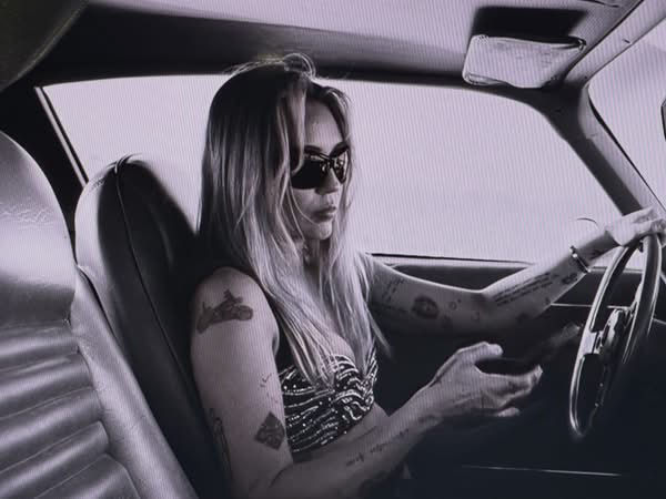 HOLLYWOOD BOWL: MILEY COMPARTILHA VÍDEO DE ENSAIO DE “DIFFERENT RELIGION”