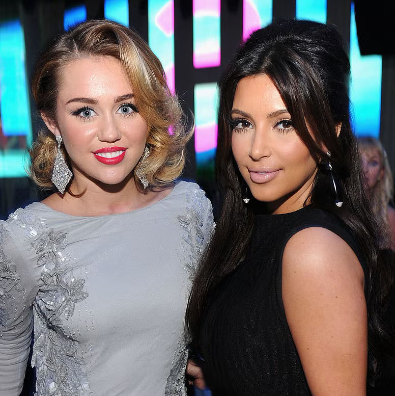 KIM KARDASHIAN COMENTA RUMOR DE COMPRA DA PERUCA DE HANNAH MONTANA