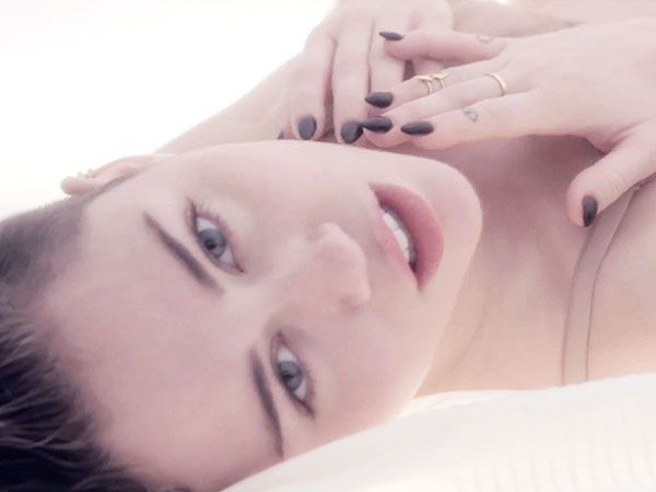 “ADORE YOU”, DE 2013, VIRALIZA NA REDE E SOBE NAS CHARTS