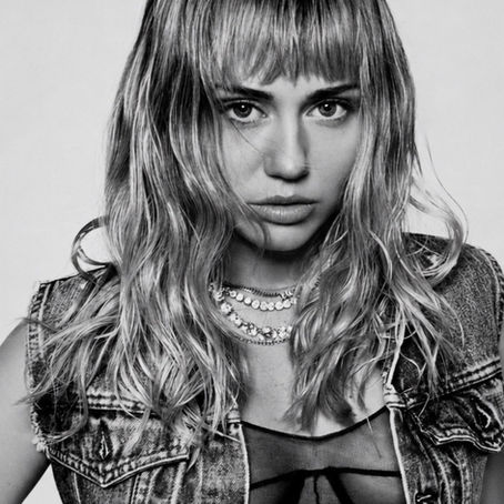 WONDERLAND: FOTÓGRAFA DO EP “SHE IS COMING” CONTA COMO FOI TRABALHAR COM MILEY E MOSTRA IMAGENS INÉDITAS