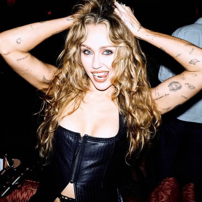 MILEY FALA SOBRE SUAS DICAS DE BELEZA EM ENTREVISTA PARA A COSMOPOLITAN