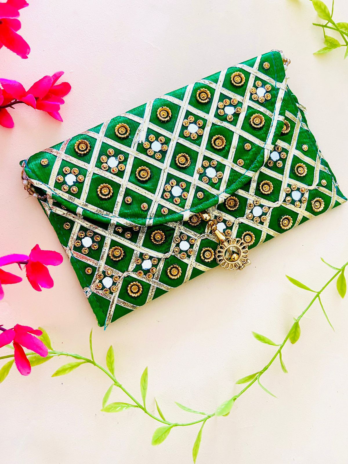 Women Mirror Green Clutch Bag with One Compartment and Magnetic Lock
