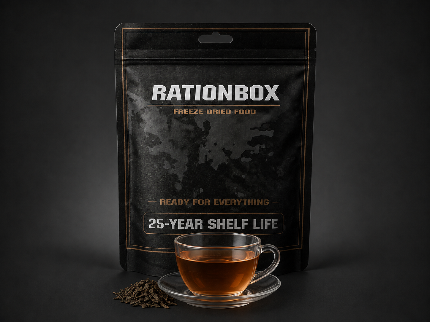 Sachet de thé instantané lyophilisé RationBox avec une tasse de thé préparé, conçu pour une conservation jusqu’à 25 ans.