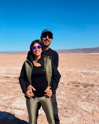 Um casal em lua de mel no deserto do Atacama