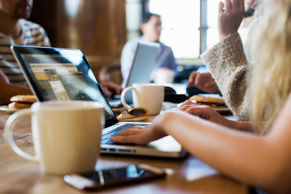 Harnessing the Power of Online Consultants in the Dynamic Real Estate Landscape