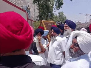 ਮਜੀਠਾ ਥਾਣੇ ਬਾਹਰ ਹਾਈ ਵੋਲਟੇਜ ਡਰਾਮਾ, ਬਿਕਰਮ ਮਜੀਠੀਆ ਨੂੰ ਗੇਟ 'ਤੇ ਰੋਕਣ ਕਾਰਨ ਬਣਿਆ ਤਣਾਅਪੂਰਨ ਮਾਹੌਲ