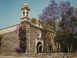 Hacienda La Concepción ofrece el escenario ideal para bodas de ensueño y eventos inolvidables. Sus extensos jardines, arquitectura histórica y atmósfera exclusiva la convierten en un lugar mágico para cualquier celebración. Aquí, la elegancia se une a la naturaleza para crear momentos que perduran en el tiempo.