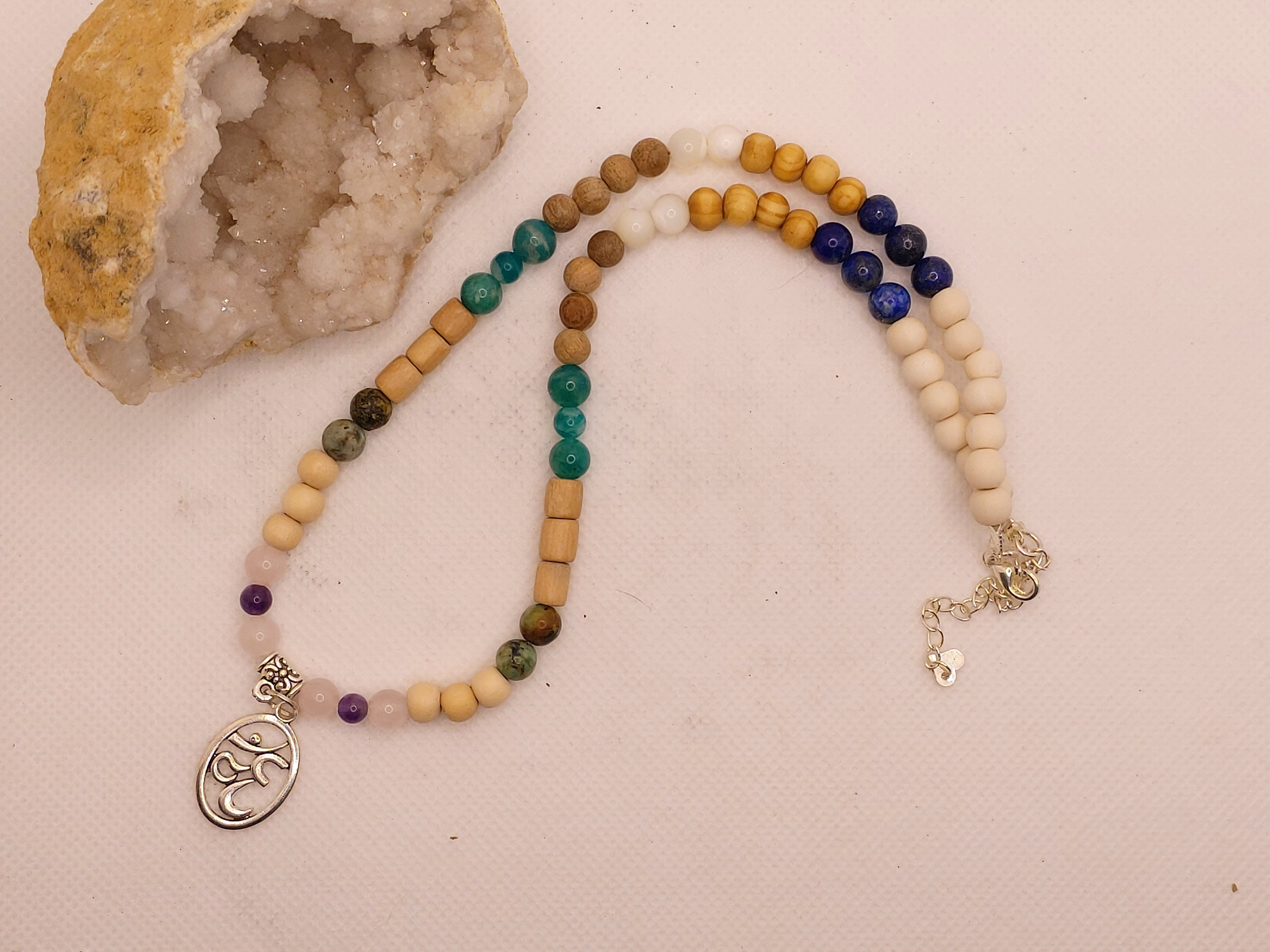 Collier élastique bois exotiques et pierres