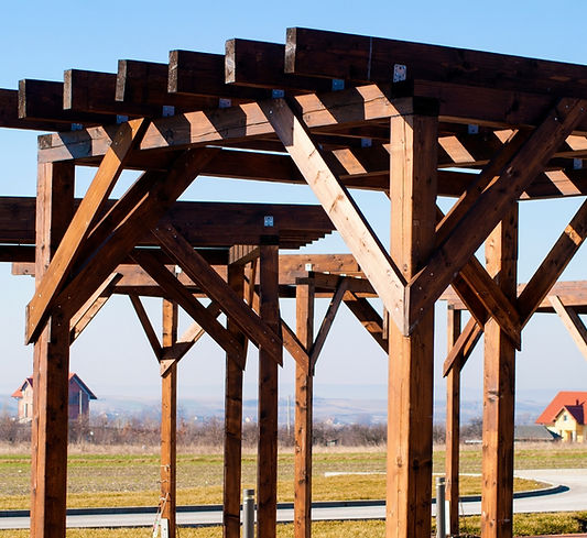 pergole in legno scuro allineate su un prato