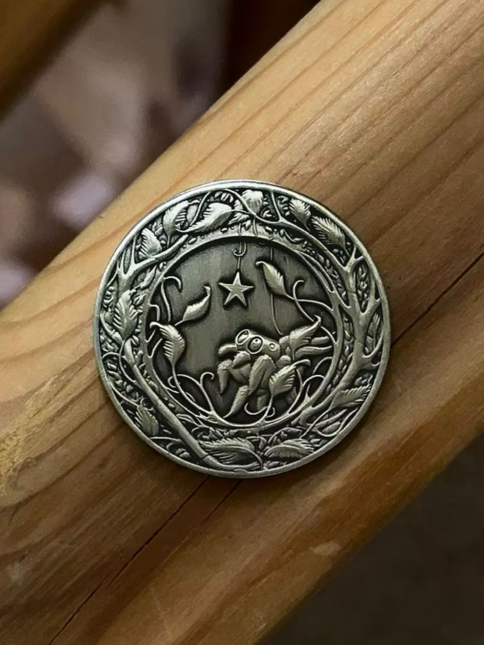 Winding divination coin (antique silver-effect finish)