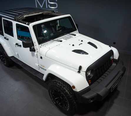 Jeep Wrangler Unlimited Sahara 2.8 CRD com detalhes personalizados, excelente estado, histórico na marca e revisão efetuada. Garantia de 18 meses. Disponível na Mobilesport2.