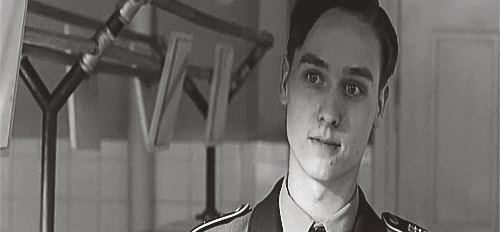 Si vous aimez les thèmes de Max, je ne peux que vous conseiller le film Napola avec l'excellent Tom Schilling