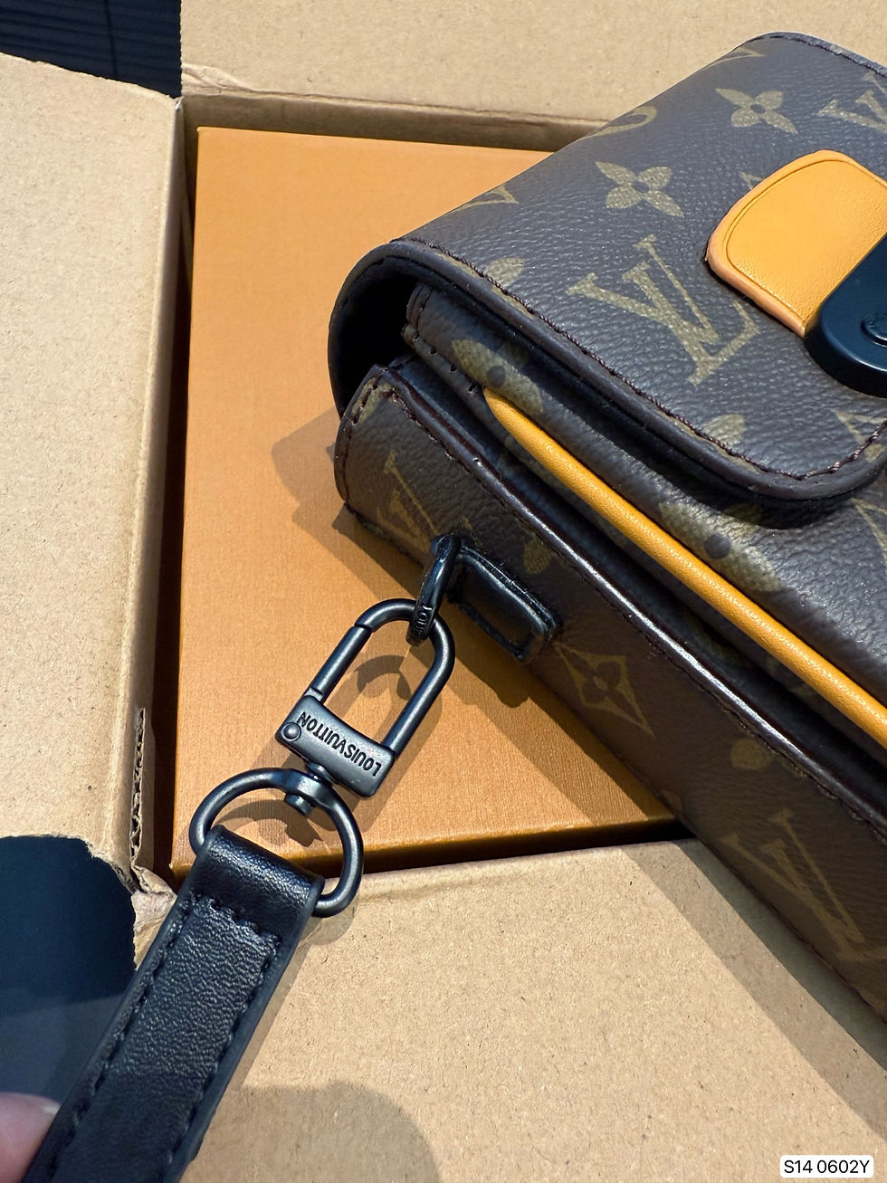 Thumbnail: S-Lock Vertical Wereable Wallet