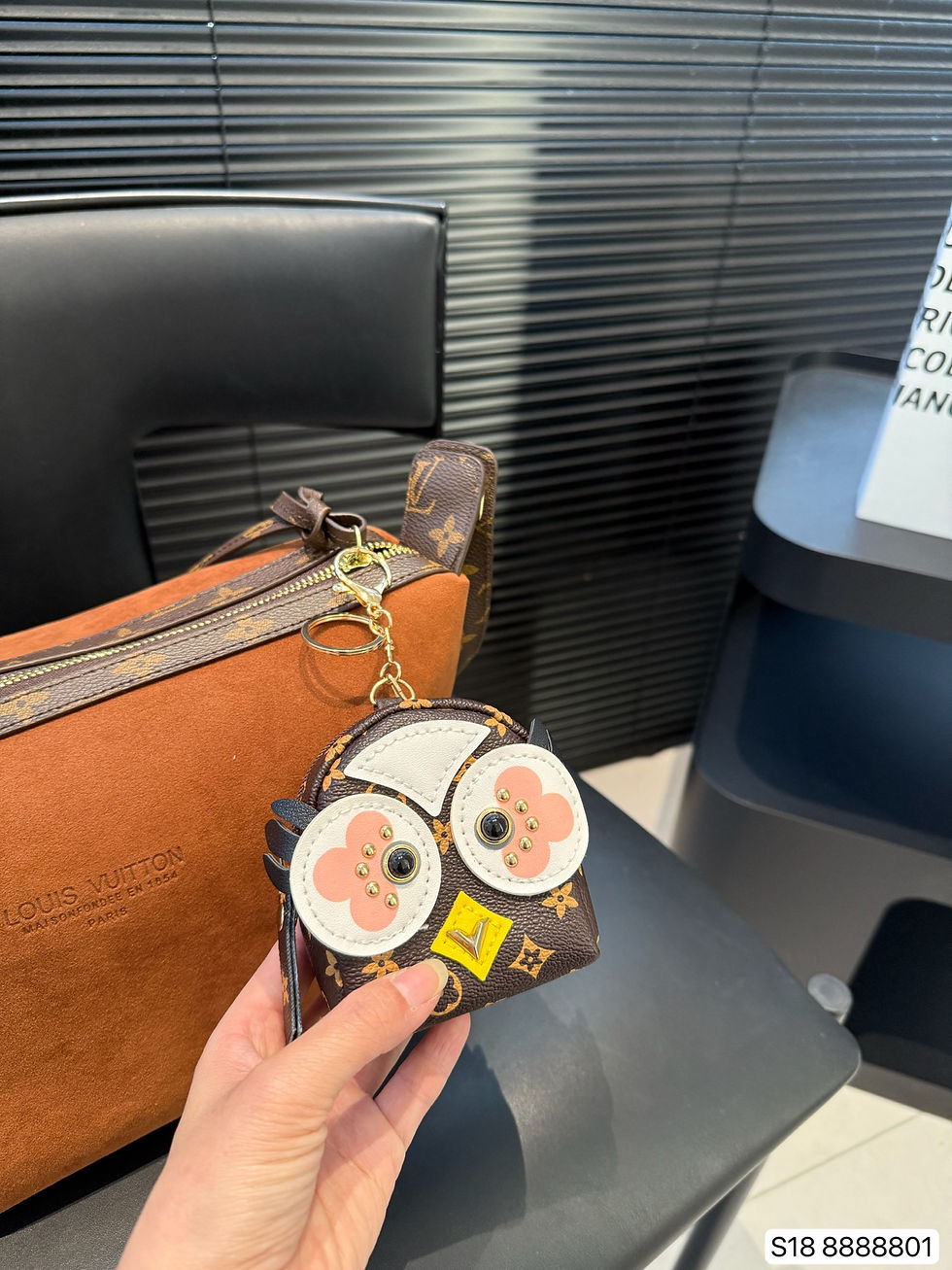 Miniatura: Suede Shoulder Bag