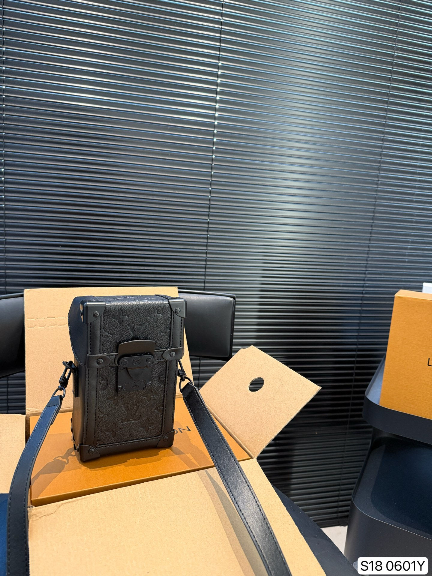 Vertical Trunk Wereable Wallet