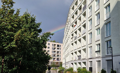 Treff außen mit Regenbogen.jpg